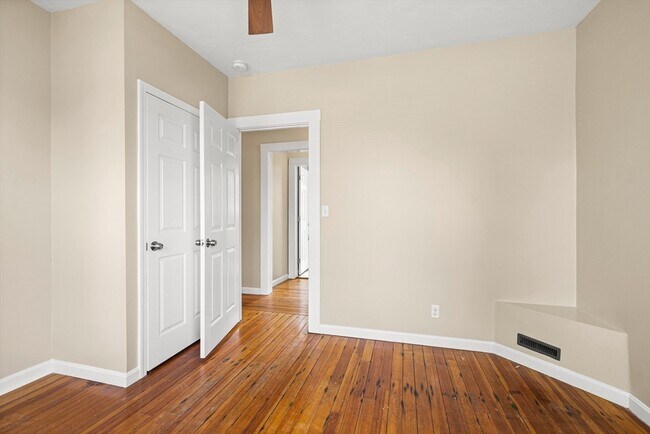 Building Photo - 18 St Clair St