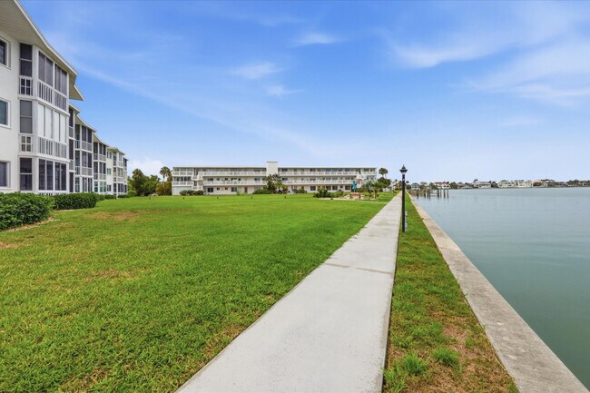 Building Photo - 769 John Ringling Blvd