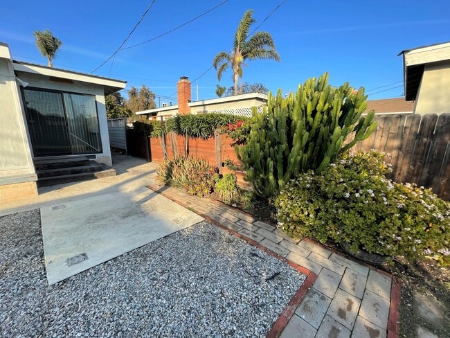 Building Photo - Central Ventura Home with Large Yard!
