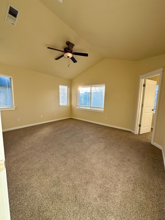 Building Photo - 63114 Dakota Dr