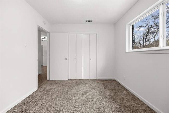 Building Photo - 11301 Oakwood Dr