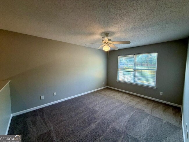 Building Photo - 15 Lakeside Cir