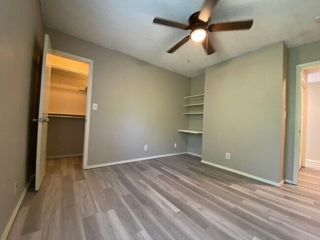 Building Photo - Updated 3 Bedroom, 2-1/2 Bathroom House on a Cul-de-sac