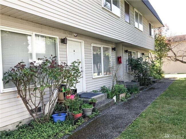 Building Photo - Beautiful ground floor unit in Lynnwood 4-plex
