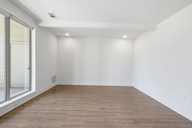 Building Photo - Beautiful 2 bedroom, 2 bathroom home in Gated Sunset Valley Community!!!