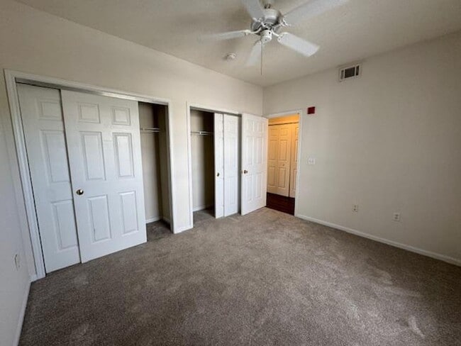 Building Photo - 3 Bedroom Top Floor Condo in Downtown Cele...
