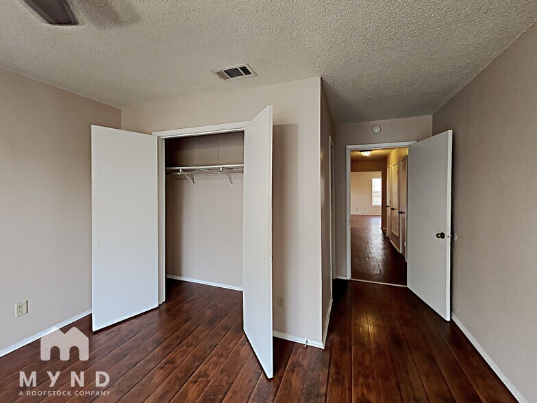 Building Photo - 5515 Brookview Ct