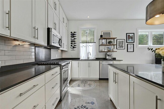 Building Photo - 708 Cardinal Ln