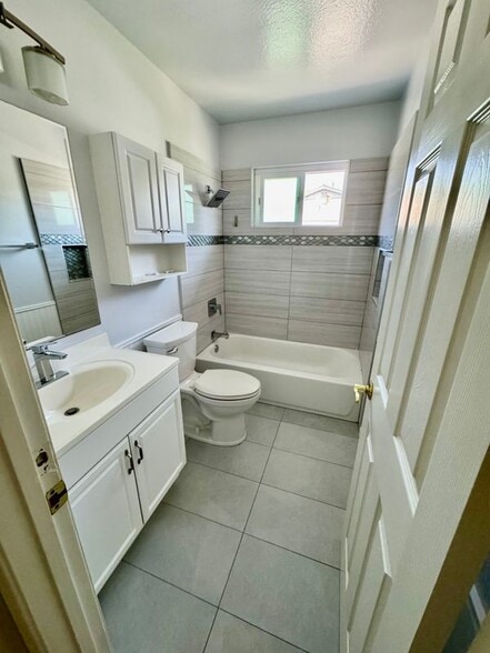 Building Photo - 4638 Via Vista Cir