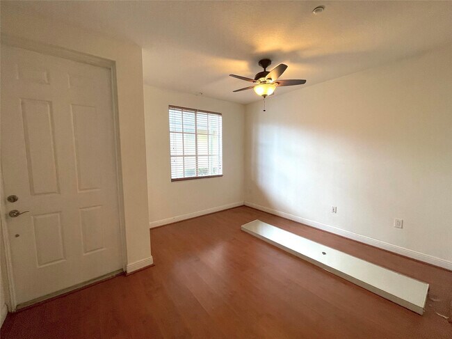 Building Photo - 416 Ave