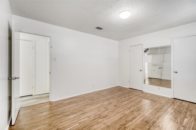 Building Photo - 6601 Skycrest Dr