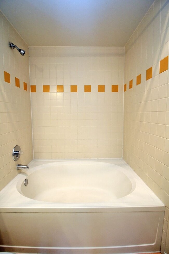 Building Photo - 1180 NE 63rd Way