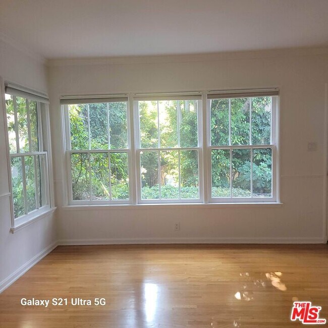 Building Photo - 304 S Reeves Dr