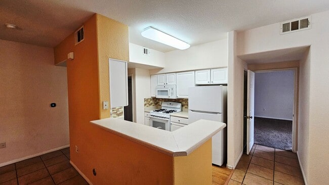Building Photo - 2 Bed and 2 full Bathrooms Condo for Rent