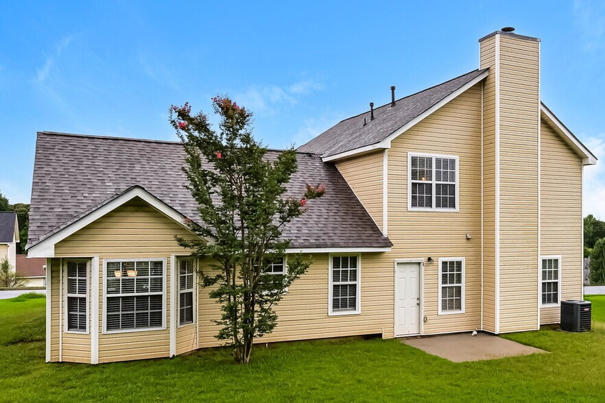 Building Photo - 10635 Misty Meadows Dr