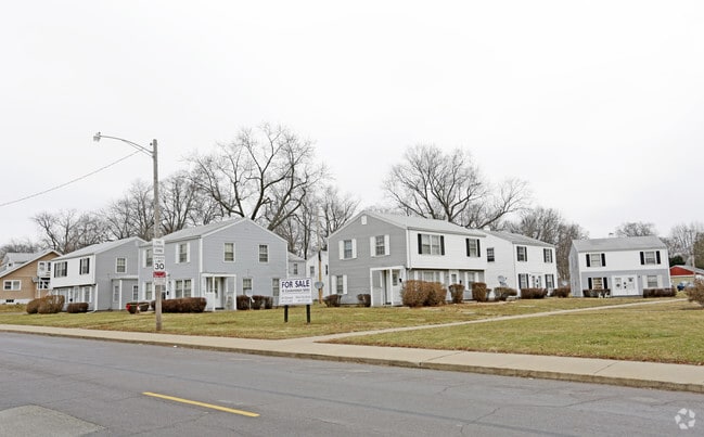 Building Photo - Glen Oak Manor