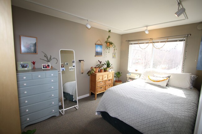 Building Photo - 3 Bedroom Townhouse!