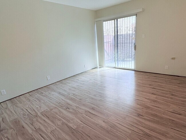 Building Photo - Lovely 2 Bedroom and 2 Bathroom Condo w/ D...