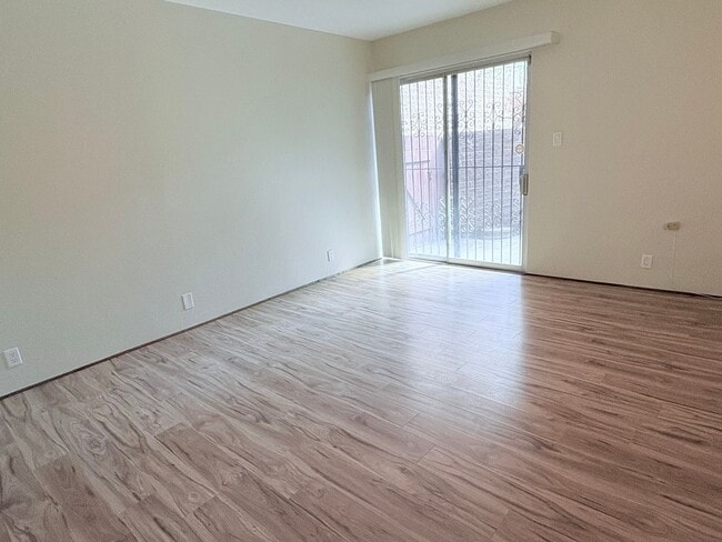 Building Photo - Lovely 2 Bedroom and 2 Bathroom Condo w/ Den! Lots of Space! *SPECIAL OFFER 1/2 Off First Month's...