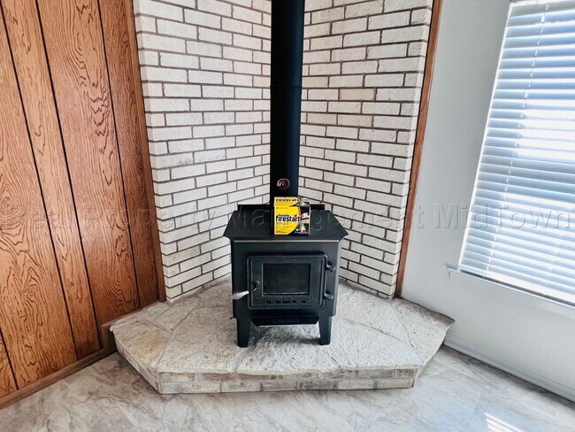 Building Photo - Charming 2 bedroom 1-bathroom Duplex unit features a prime location