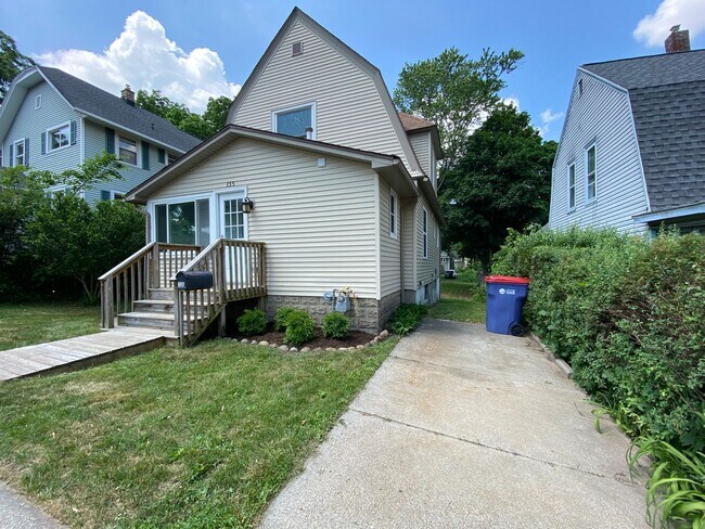 Building Photo - 135 Houseman Ave NE