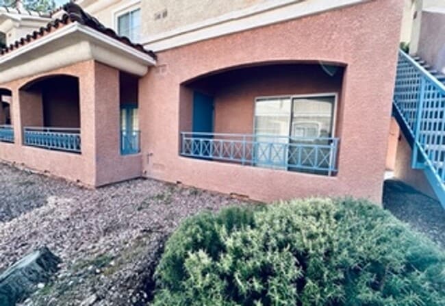 Building Photo - Cozy 1st-floor condo unit with 2 bedrooms and 2 bathrooms. Located in a guard-gated community in ...