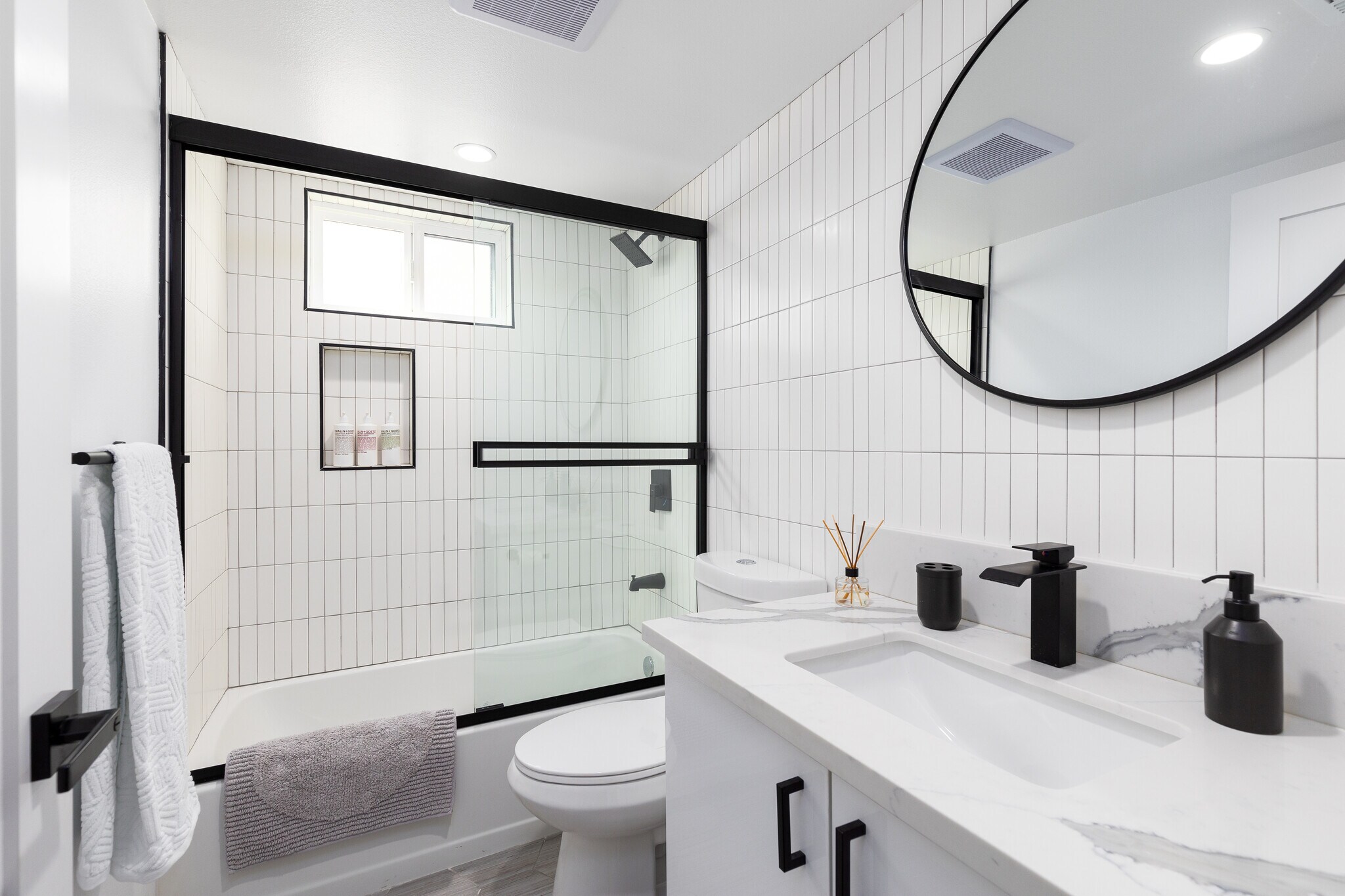 Building Photo - 1416 S Orange Dr