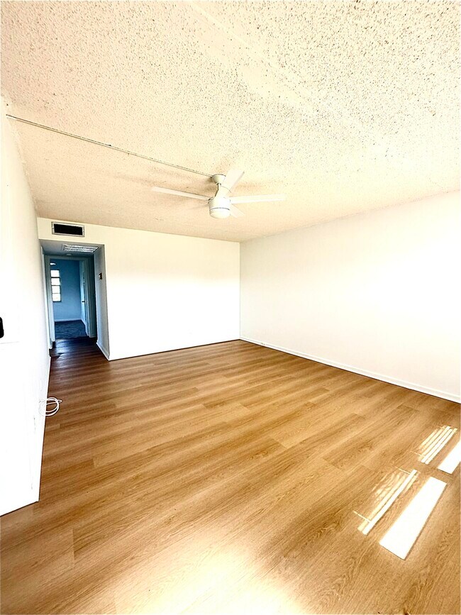 Building Photo - 402 Brighton J