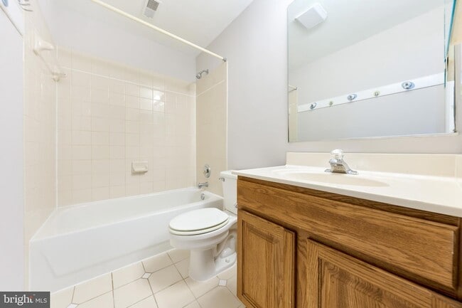 Building Photo - 685 Springhouse Square SE
