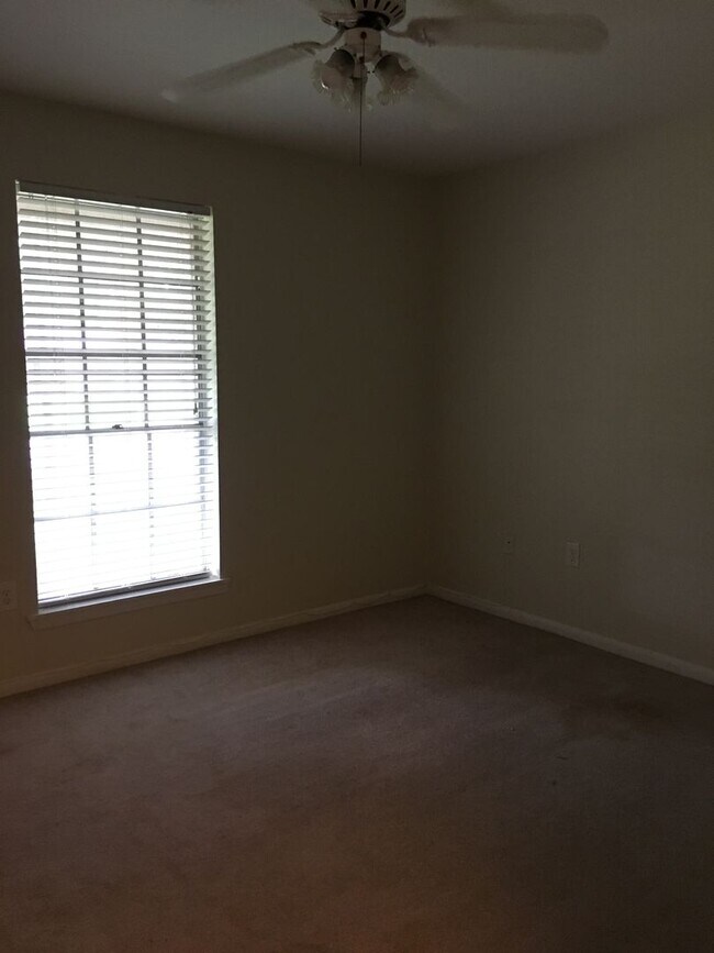 Building Photo - 1120 Wylie Dr