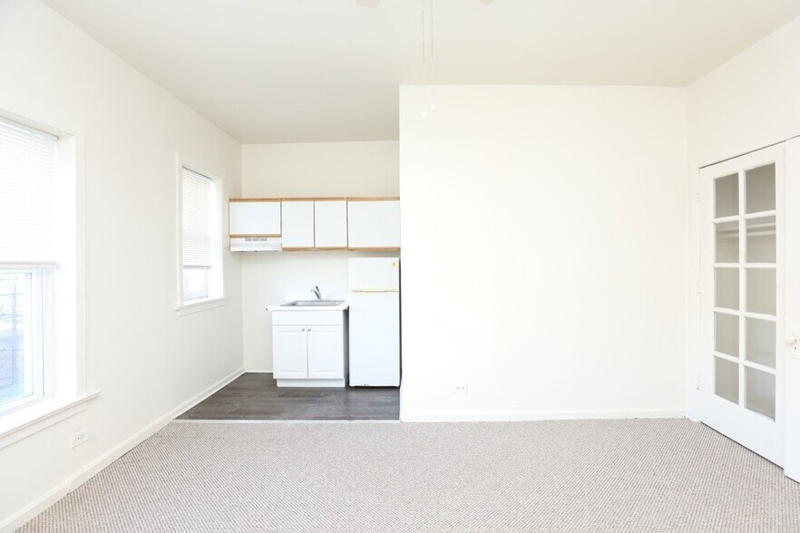 Building Photo - 3925 W Irving Park Rd