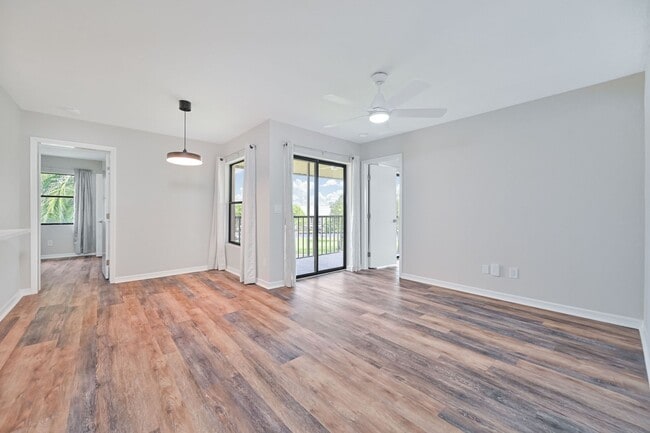 Building Photo - NOW AVAILABLE - Cozy Condo in Cross Creek - Golf Community!