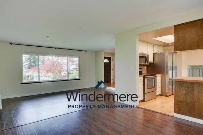 Building Photo - 3-bedroom, 2.5-bathroom With Private Beach Access