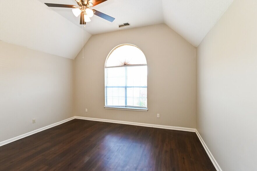 Building Photo - 1574 Far Dr