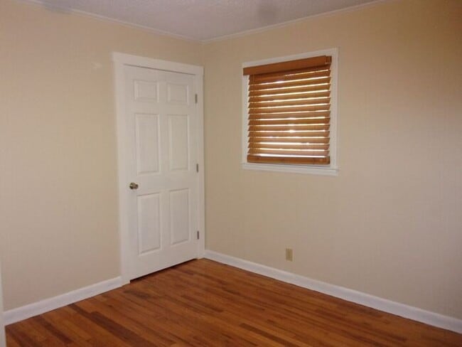 Building Photo - 3 Bedroom 2 Bath Beautifully Renovated Home in Lancaster