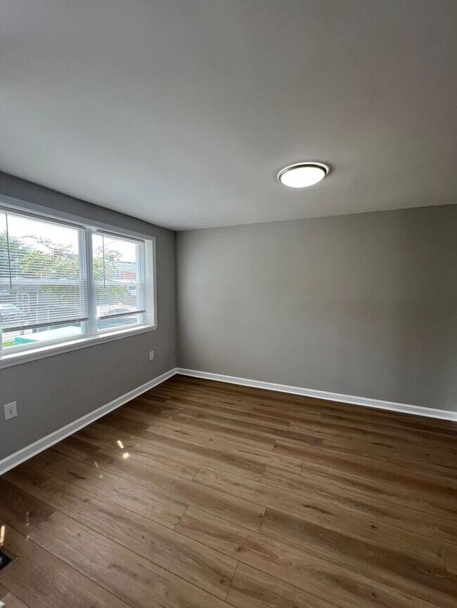 Building Photo - 3 Bedroom Townhome with Parking