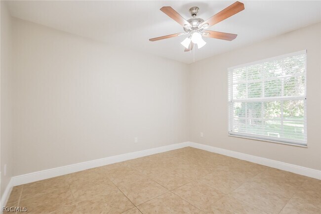 Building Photo - 1018 Card St E