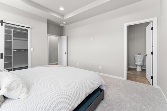 Building Photo - 517 Oxford Ave