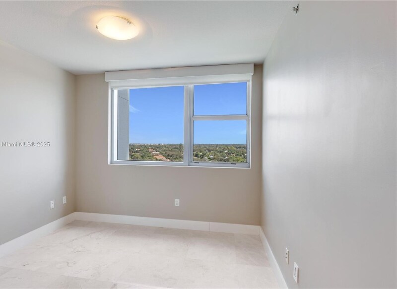 Building Photo - 2641 N Flamingo Rd
