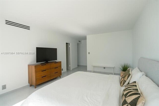 Building Photo - 9225 Collins Ave