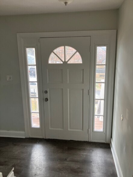 Building Photo - 702 Hudson Ave