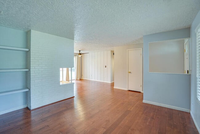 Building Photo - THREE BEDROOM HOUSE IN VANCOUVER