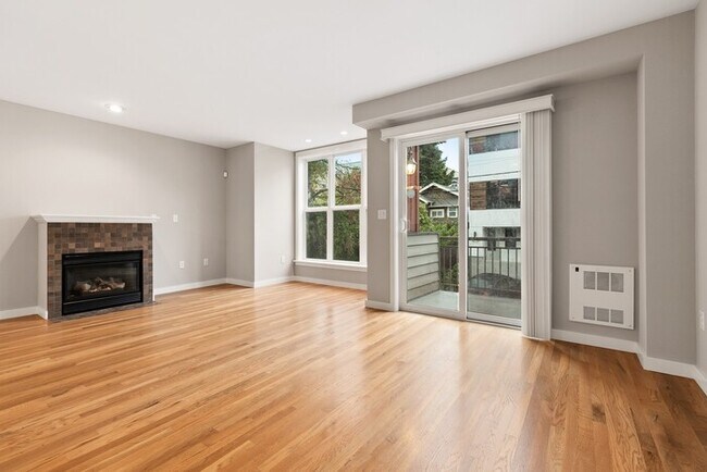 Building Photo - Immaculate Urban Townhome in Famed Alaska ...