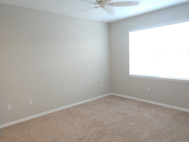 Building Photo - Impressive Annual Unfurnished Condo with C...