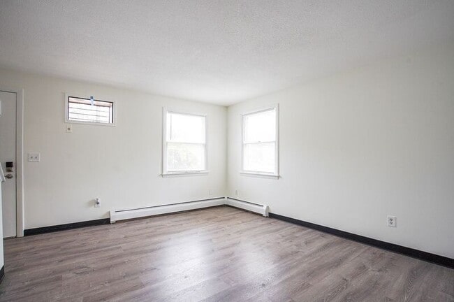 Building Photo - 878 St James Ave