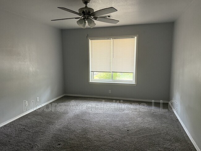 Building Photo - 3601 Oakwood Dr