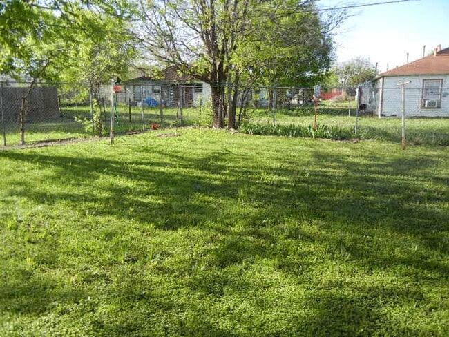 Building Photo - 914 Stetson Ave