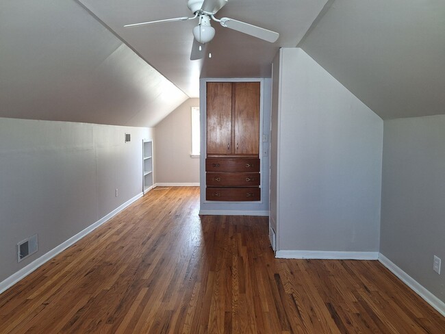 Building Photo - Charming 3 bedroom bungalow freshly updated