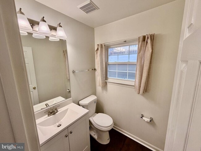 Building Photo - 214 Fernwood Pl