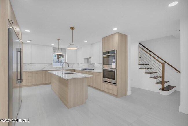 Building Photo - 1 Robin Dr